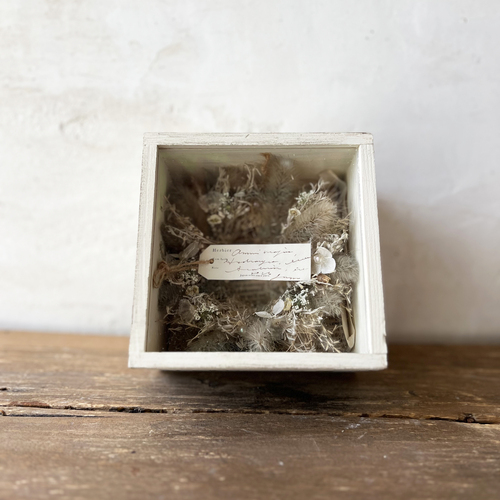 errer wreath wood box b.